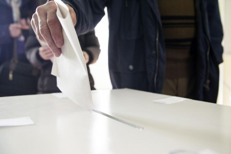 Egy uzsorás férfi terelgeti a szavazókat Borsodban